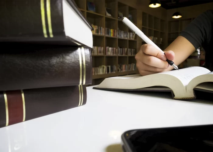woman-reading-book-library